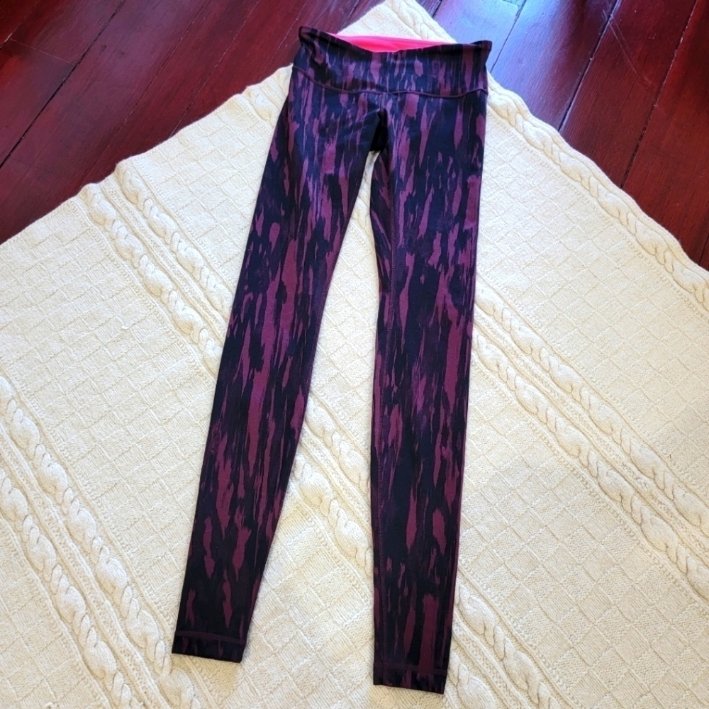 EUC Lululemon Wunder Under High Rise Painted Animal Bordeaux Drama Black size 4